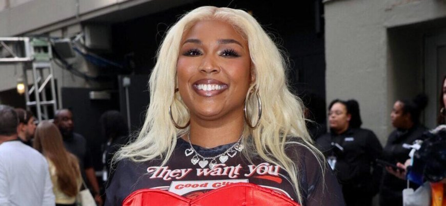 Lizzo Flaunts Trim Waist In A Corset Outfit After Massive Weight Loss As She Slams Critics Calling Her 'Skinny'