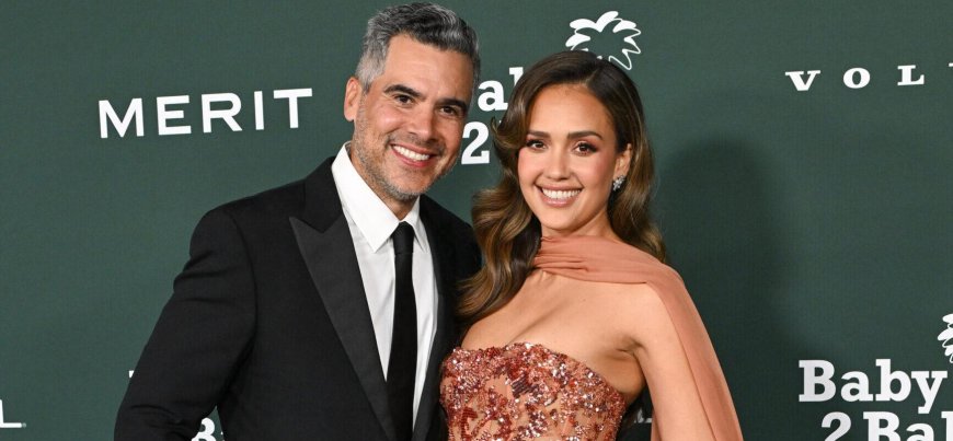 Jessica Alba Spotted Kissing Mystery Man In London Park Amid Divorce From Cash Warren